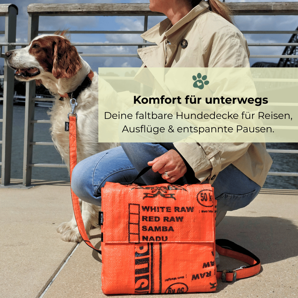 Frau mit Hund und faltbarer Hundedecke von Goopsi aus recyceltem Reissack – ideal für unterwegs.