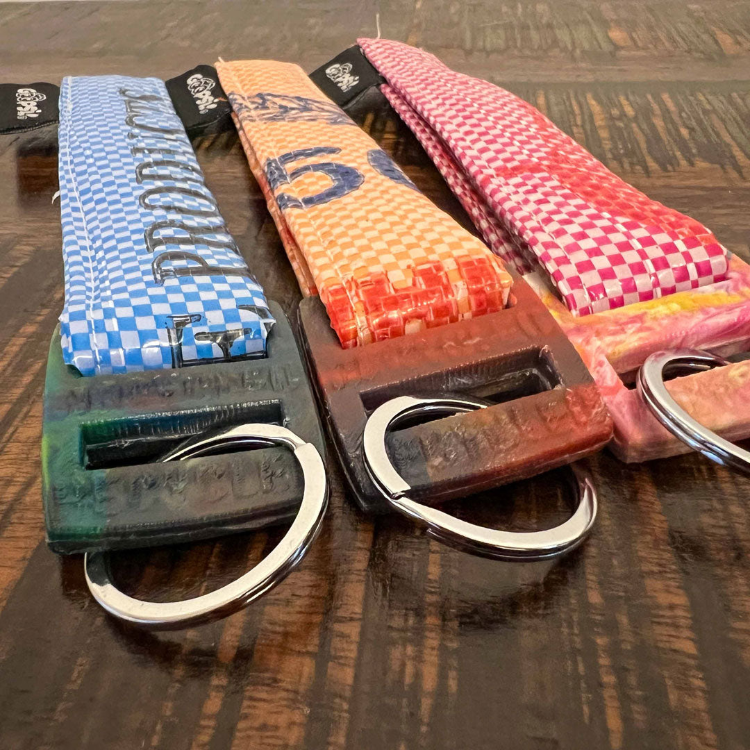 Goopsi upcycling Schlüsselanhänger mit Handschlaufe aus Reissack und Schnalle aus recycelten PET-Flaschen und Edelstahlring key ring