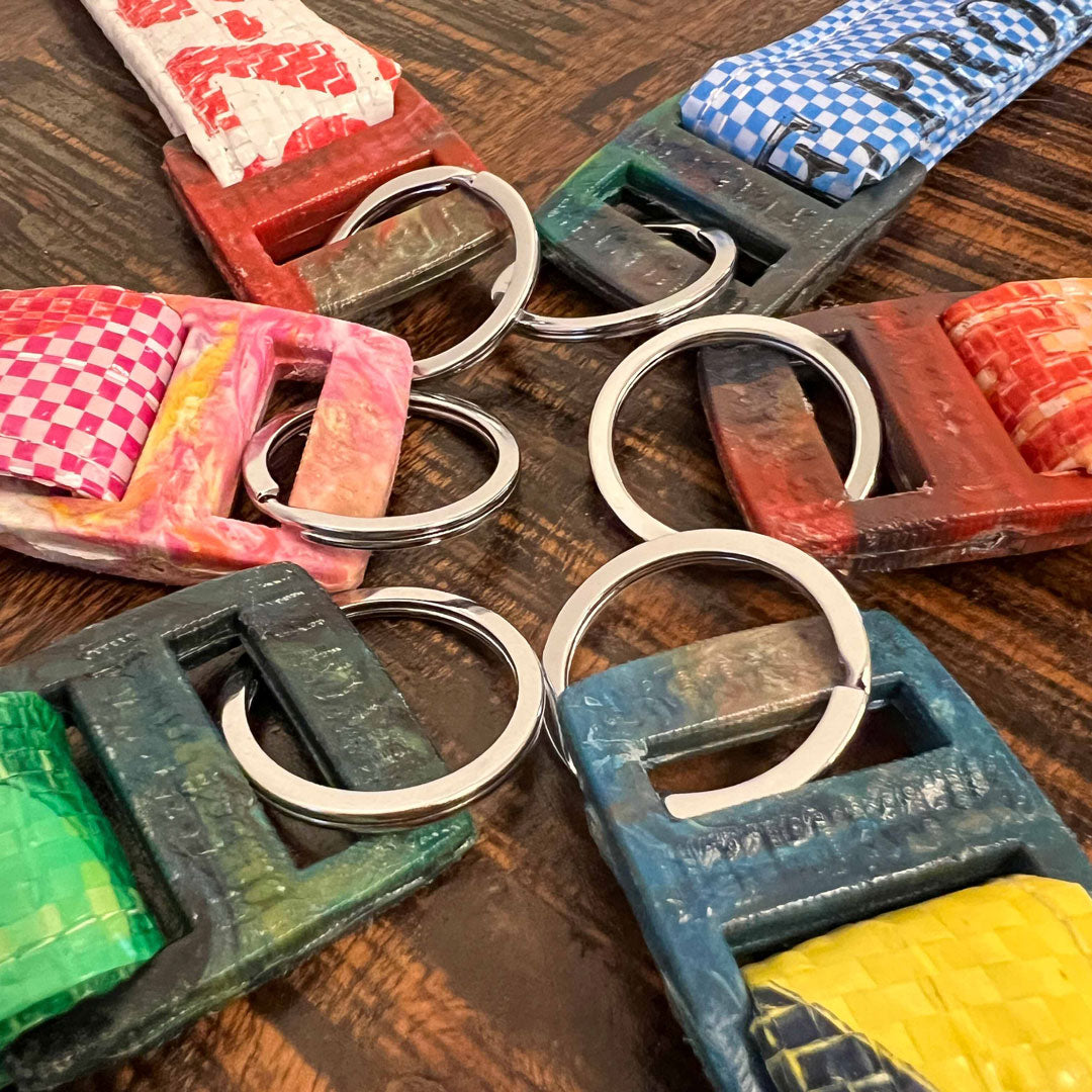 Goopsi upcycling Schlüsselanhänger mit Handschlaufe aus Reissack und Schnalle aus recycelten PET-Flaschen und Edelstahlring key ring
