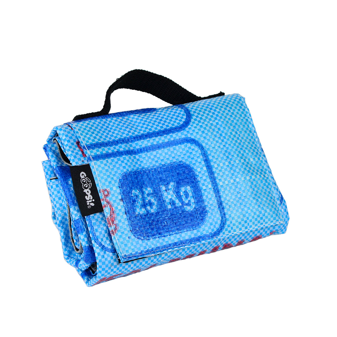 Blaue Hundedecke aus recyceltem Reissack in Größe S, faltbar und handgefertigt von Goopsi