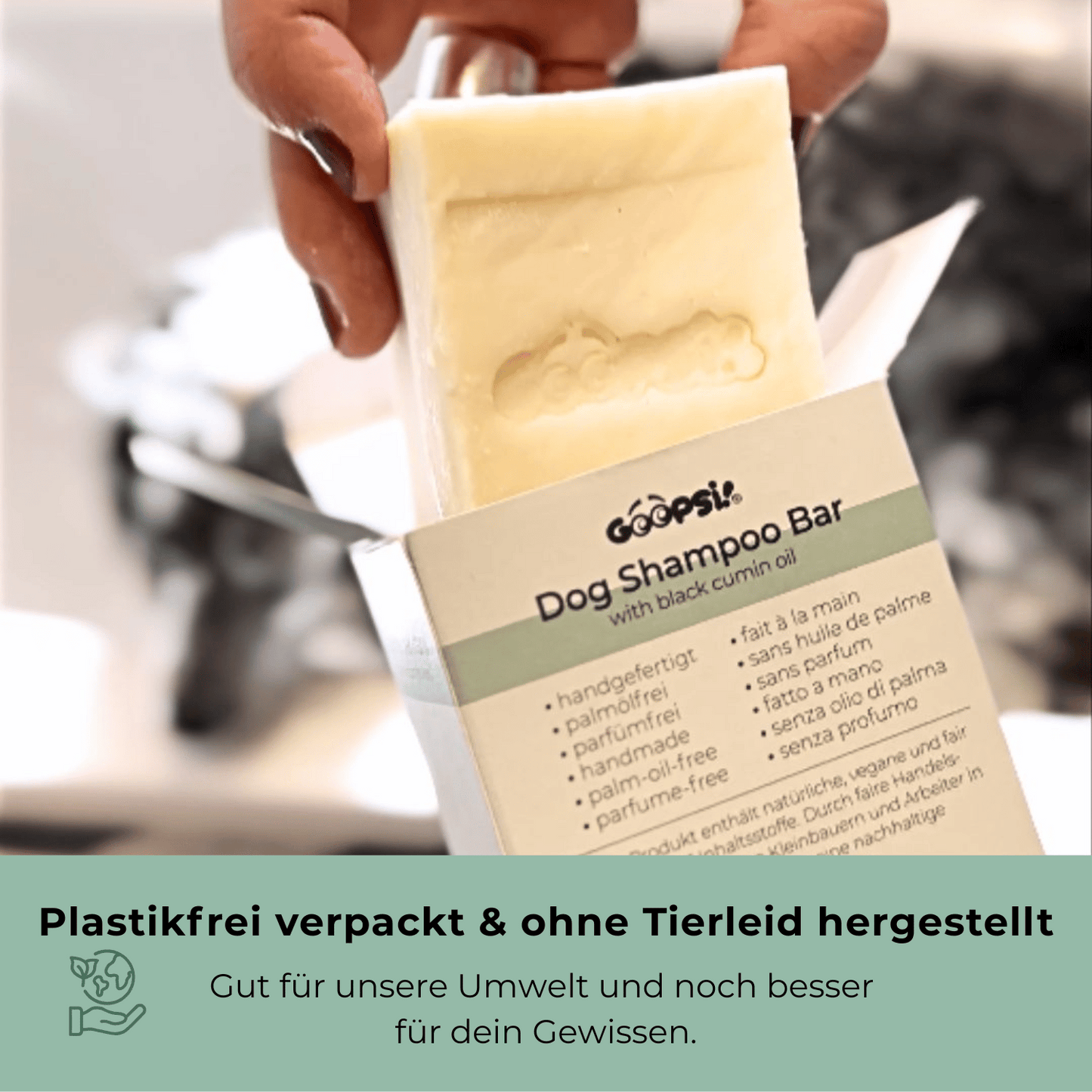Plastikfrei verpackte, tierleidfreie Hundeseife beim Auspacken.