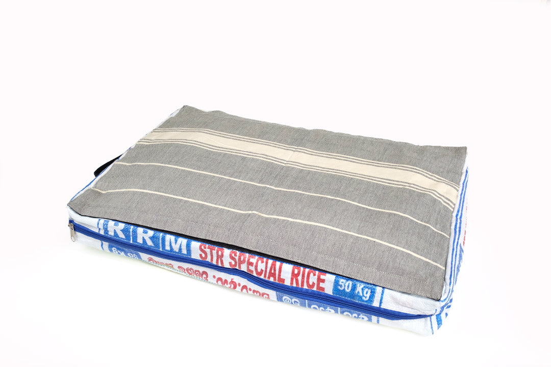 Goopsi nachhaltiges Hundebett Hundematratze Hundekissen mit Dinkelspelzen gefüllt aus kontrolliert biologischem Anbau upcycling fairtrade Bezug aus Reissack und Oberstoff mit Klettband aus handgewebter Baumwolle waschbar gemütlich mit Tragegriff Liegeplatz für Hunde