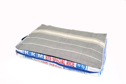 Goopsi nachhaltiges Hundebett Hundematratze Hundekissen mit Dinkelspelzen gefüllt aus kontrolliert biologischem Anbau upcycling fairtrade Bezug aus Reissack und Oberstoff mit Klettband aus handgewebter Baumwolle waschbar gemütlich mit Tragegriff Liegeplatz für Hunde