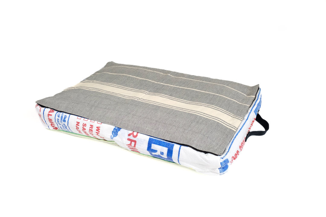 Goopsi nachhaltiges Hundebett Hundematratze Hundekissen mit Dinkelspelzen gefüllt aus kontrolliert biologischem Anbau upcycling fairtrade Bezug aus Reissack und Oberstoff mit Klettband aus handgewebter Baumwolle waschbar gemütlich mit Tragegriff Liegeplatz für Hunde