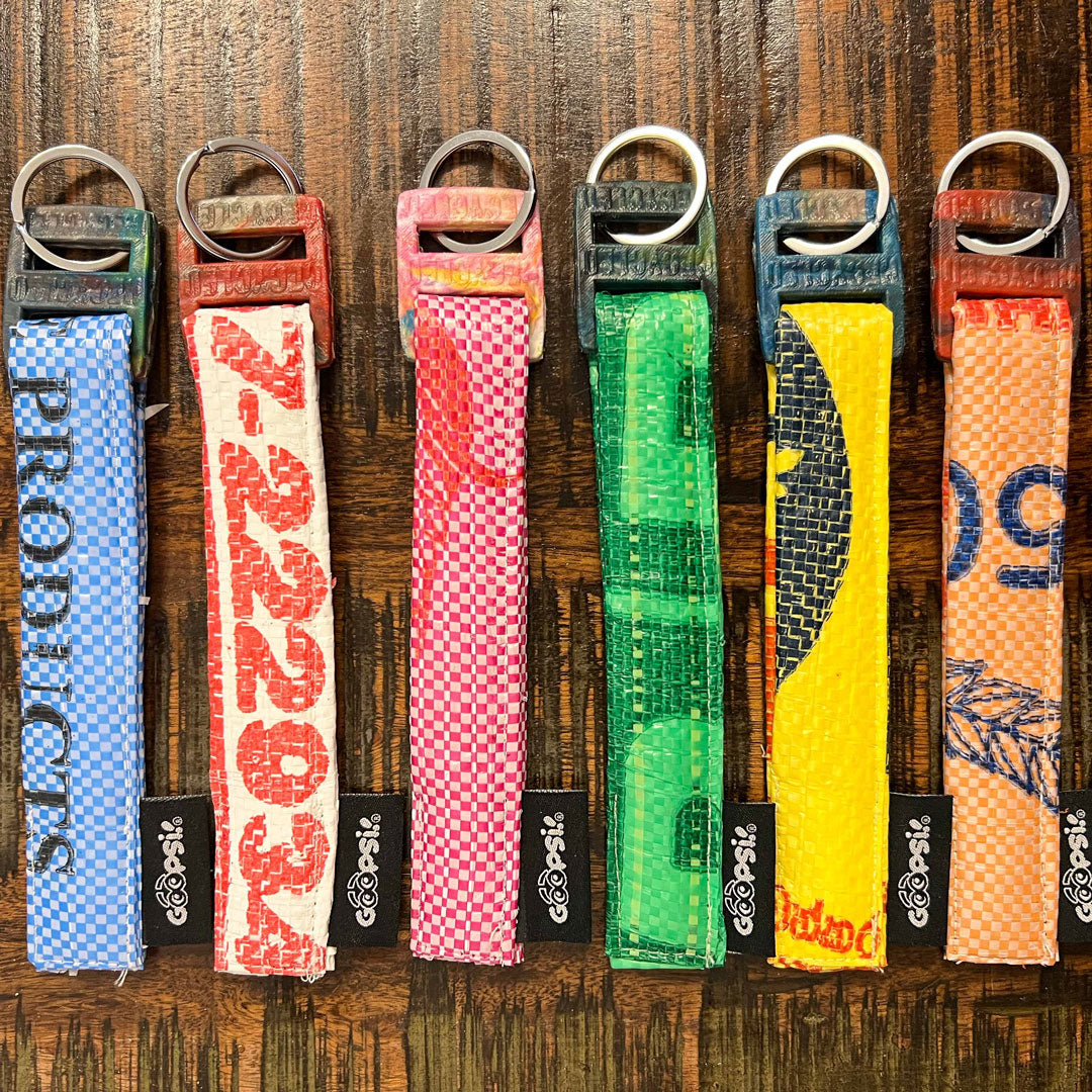 Goopsi upcycling Schlüsselanhänger mit Handschlaufe aus Reissack und Schnalle aus recycelten PET-Flaschen und Edelstahlring key ring 