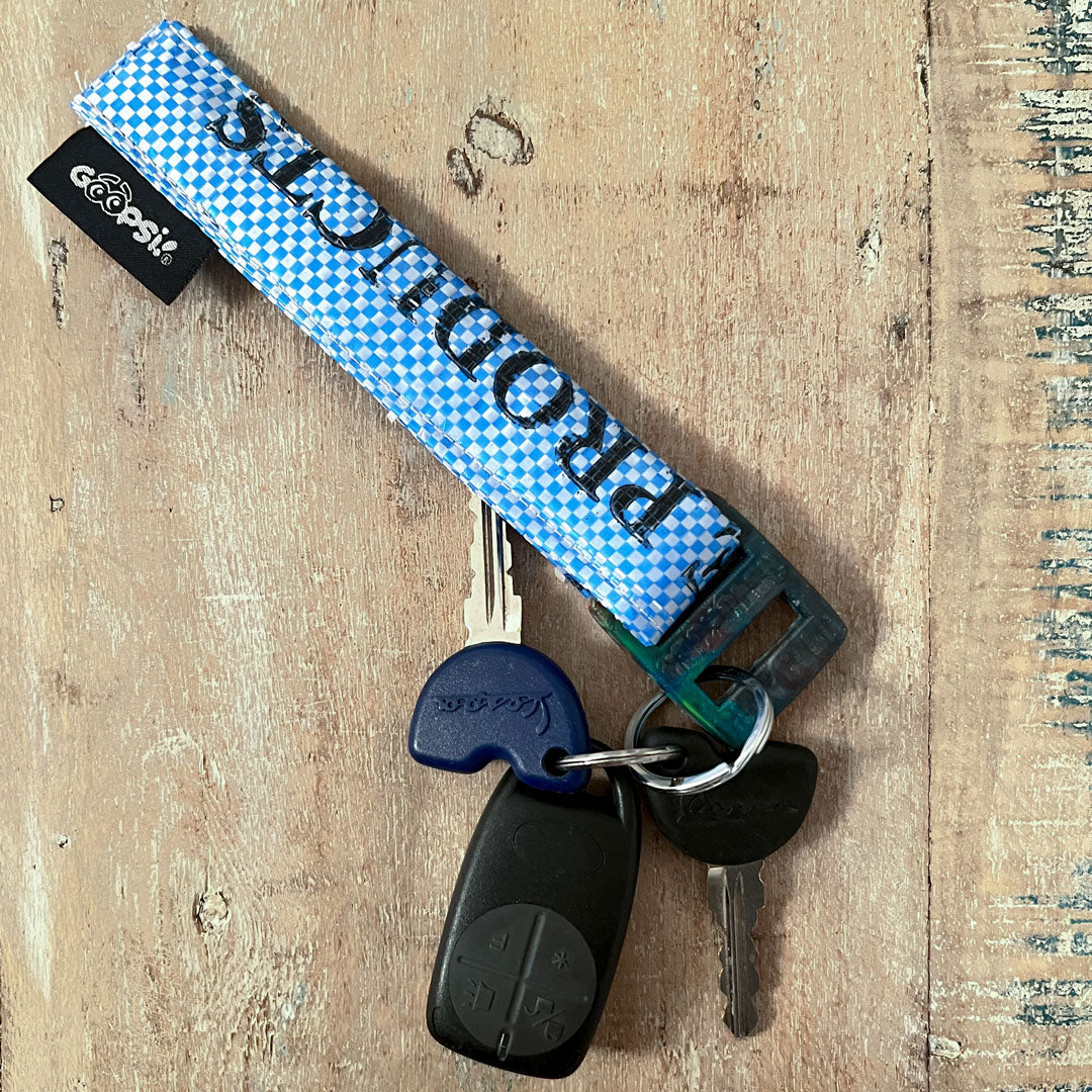 Goopsi upcycling Schlüsselanhänger mit Handschlaufe aus Reissack und Schnalle aus recycelten PET-Flaschen und Edelstahlring key ring 