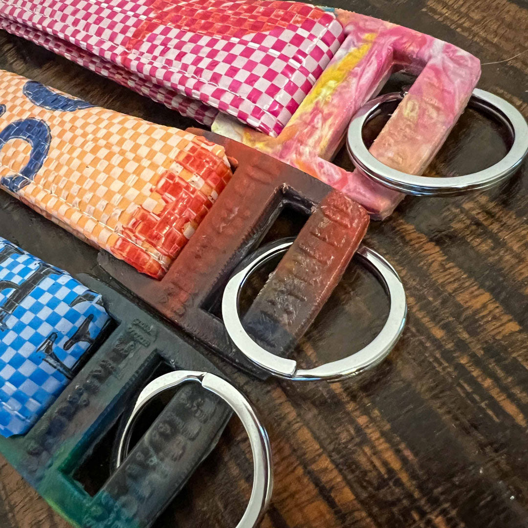 Goopsi upcycling Schlüsselanhänger mit Handschlaufe aus Reissack und Schnalle aus recycelten PET-Flaschen und Edelstahlring key ring 
