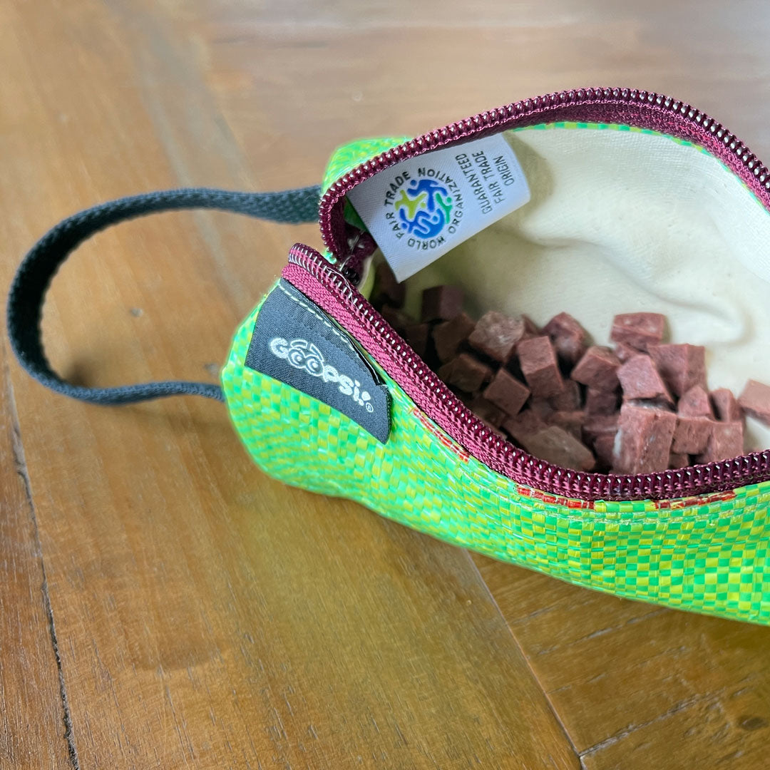 Futterbeutel geöffnet mit Fairtrade-Siegel und Handschlaufe zum werfen und festhalten.