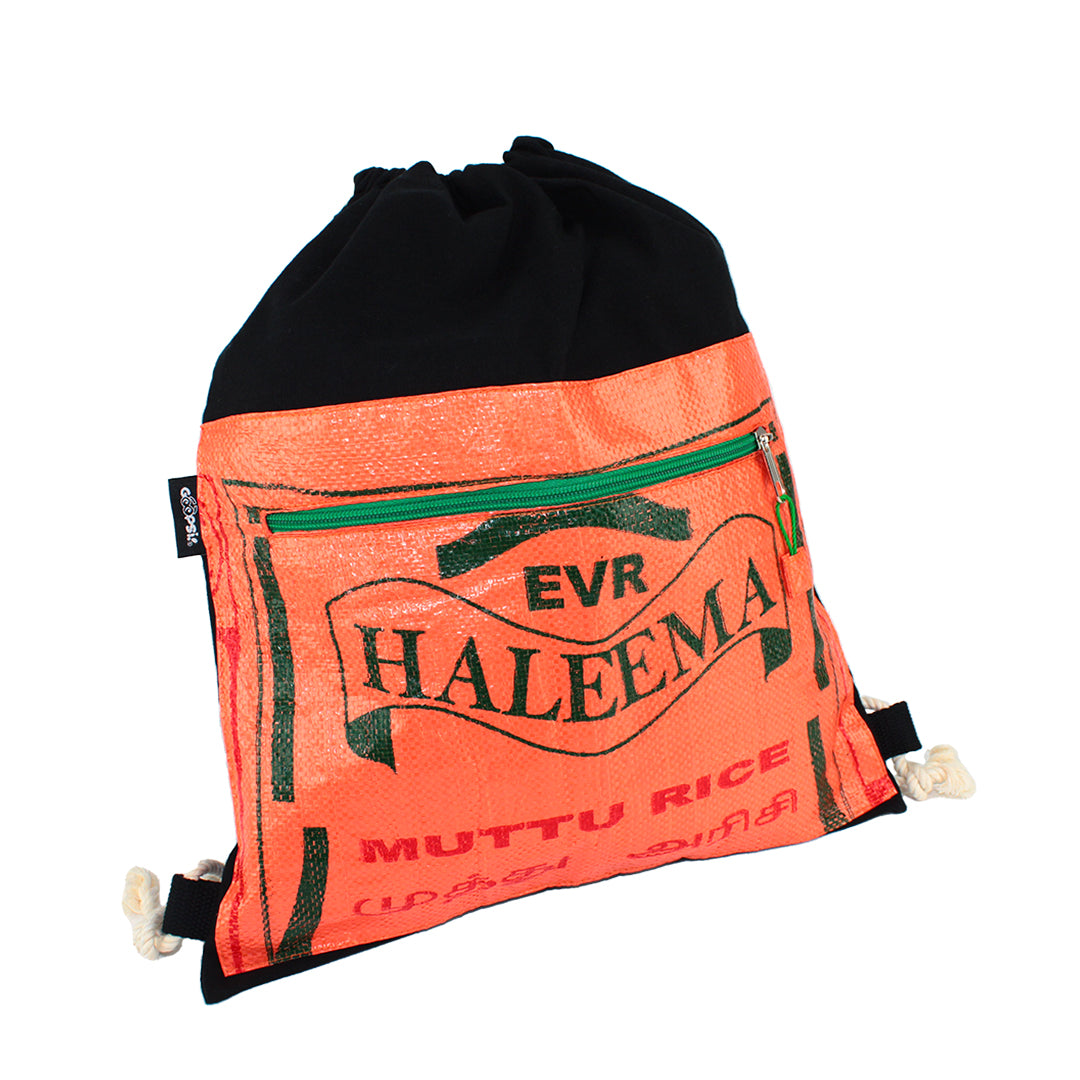Goopsi nachhaltiger Turnbeutel aus handgewebter Baumwolle schwarz mit Reissackapplikation upcycling fairtrade leichter Rucksack Sportbeutel viel Stauraum mit Zugband zum Verschließen Trageriemen aus Baumwolle 