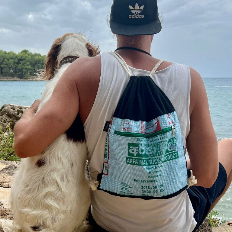 Goopsi nachhaltiger Turnbeutel aus handgewebter Baumwolle schwarz mit Reissackapplikation upcycling fairtrade leichter Rucksack Sportbeutel viel Stauraum mit Zugband zum Verschließen Trageriemen aus Baumwolle 